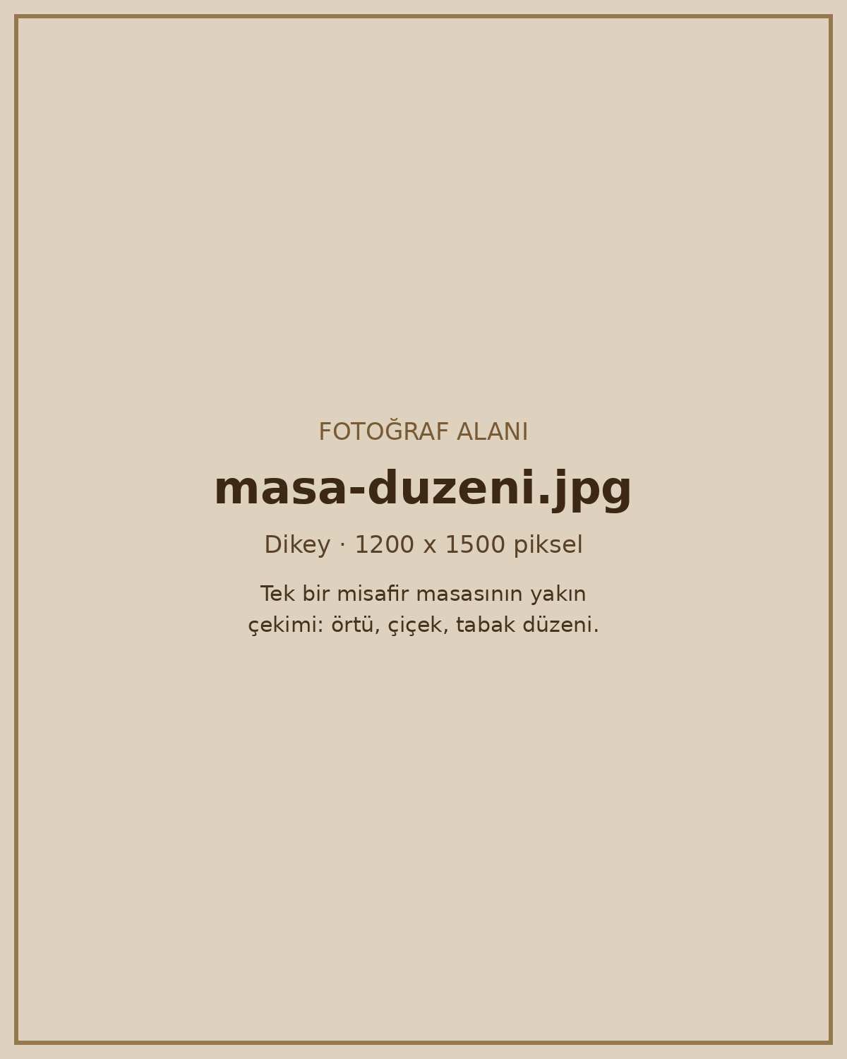Misafir masası düzeni, örtü ve çiçekler