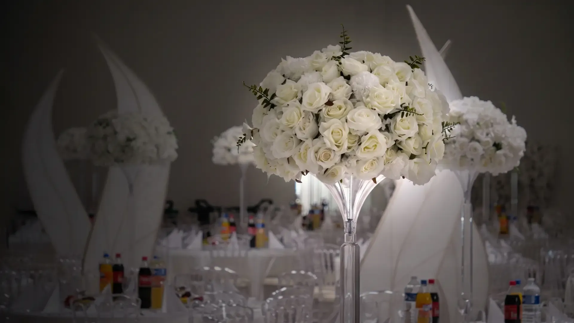 Rheinaura Eventcenter düğün salonu, süslenmiş masalar ve sahne